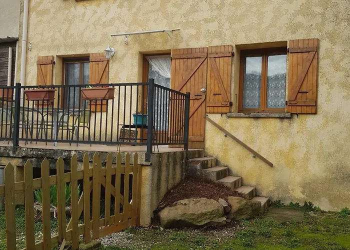 Maison Dans Un Village Calme