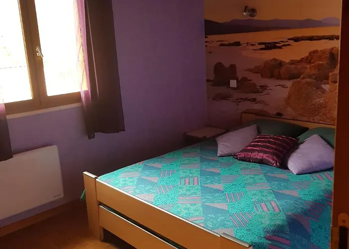 Maison Dans Un Village Calme