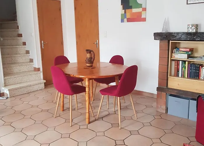Maison Dans Un Village Calme