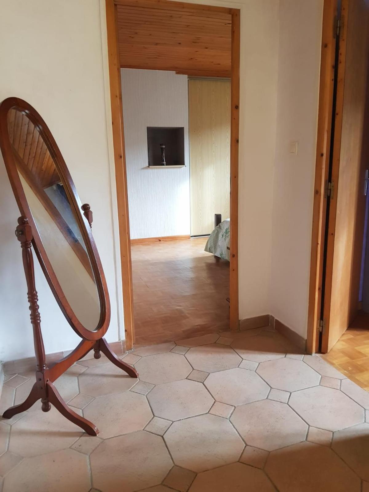 Maison Dans Un Village Calme