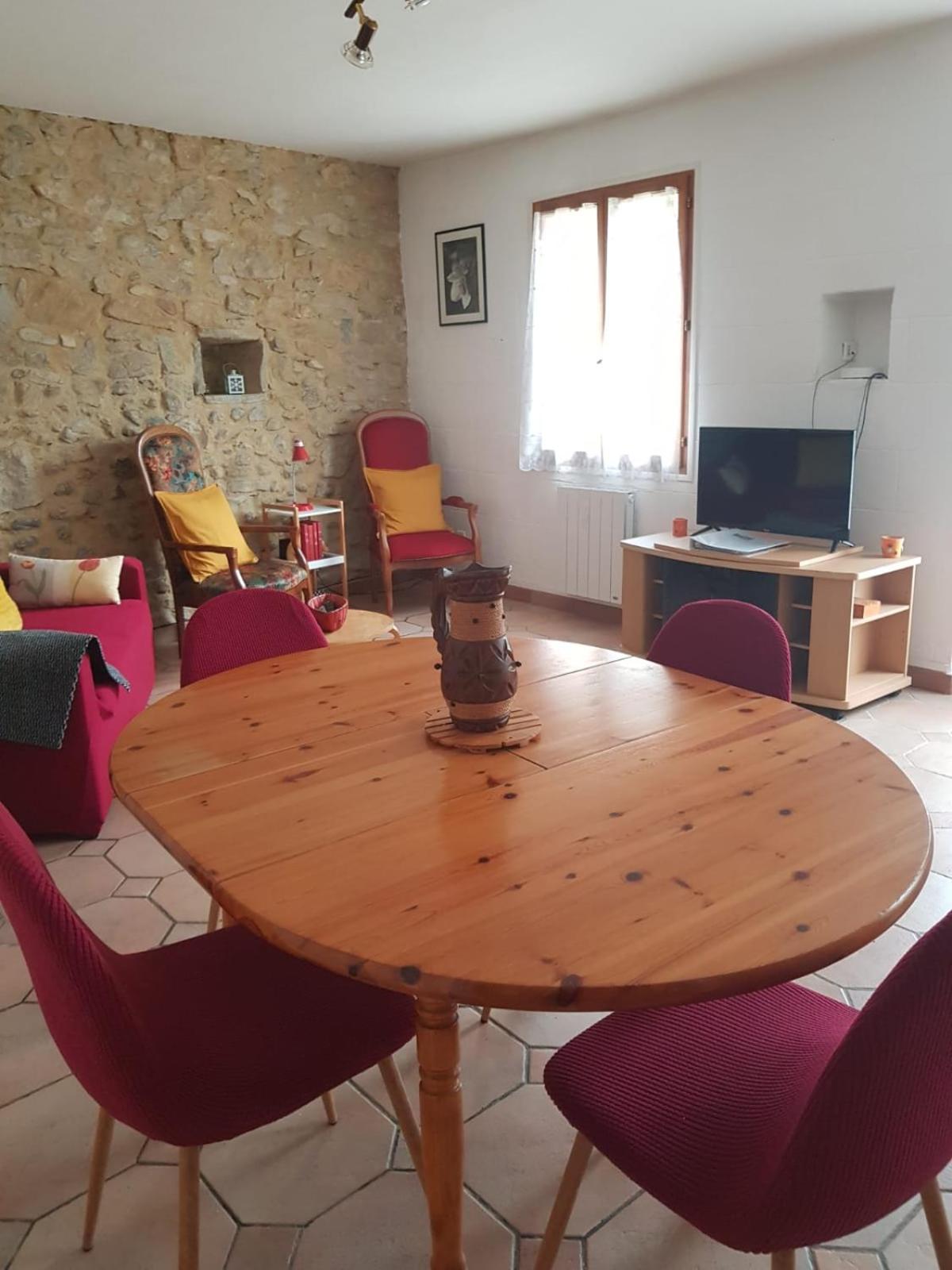 Maison Dans Un Village Calme