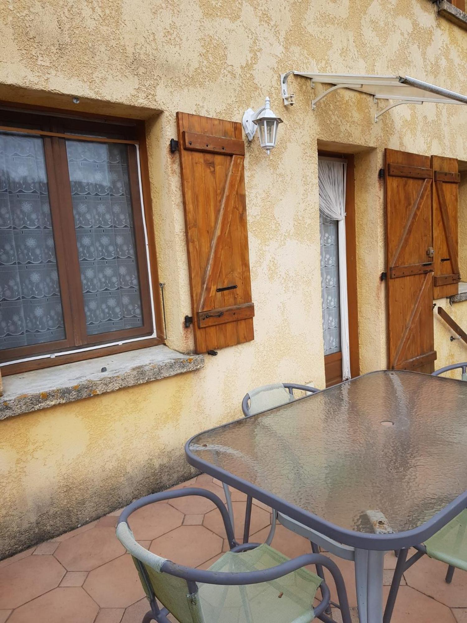 Maison Dans Un Village Calme